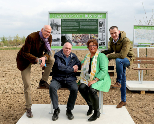 wethouder Wijnte Hol van Overbetuwe, voorzitter Kees van Rooijen van Tree Centre Opheusden, beleidsmedewerker Marinus van Olderen van Buren en wethouder Herma van Dijkhuizen van Neder-Betuwe wethouder Wijnte Hol van Overbetuwe, voorzitter Kees van Rooijen van Tree Centre Opheusden, beleidsmedewerker Marinus van Olderen van Buren en wethouder Herma van Dijkhuizen van Neder-Betuwe