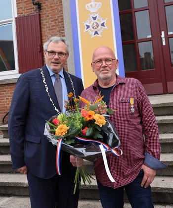 De heer Van Dijken en burgemeester Jan Kottelenberg.