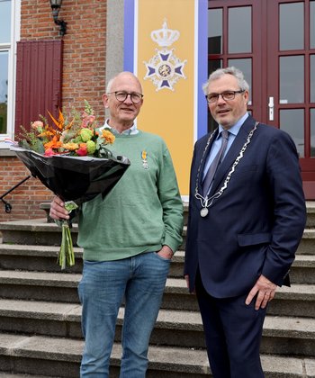 De heer Derksen en burgemeester Jan Kottelenberg.