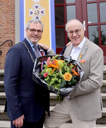 De heer Meijering en burgemeester Jan Kottelenberg.