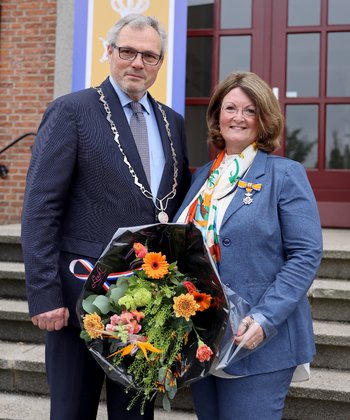 Mevrouw van Hattem en burgemeester Jan Kottelenberg.