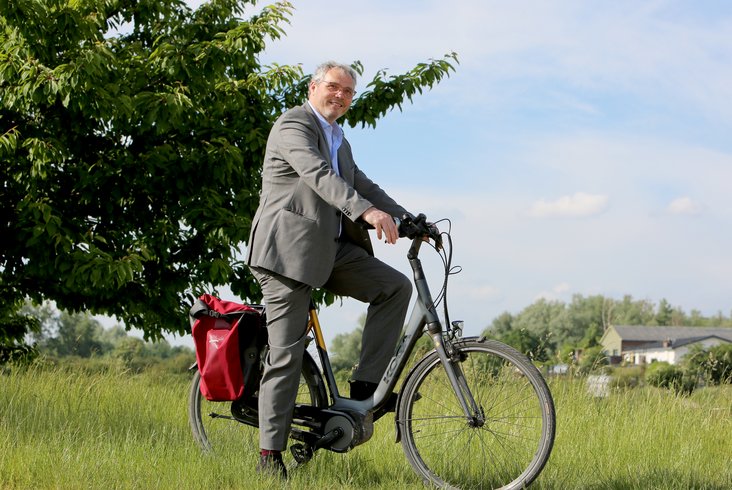 Burgemeester Jan Kottelenberg op de fiets