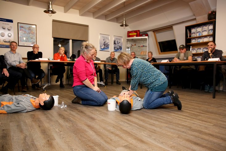 Een deelnemer oefent het reanimeren tijdens de AED-training voor sportverenigingen