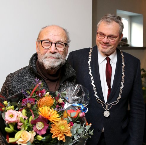De heer P. Uijl uit Kesteren met burgemeester Jan Kottelenberg
