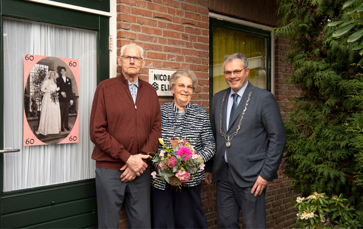 Echtpaar Elings met burgemeester Jan Kottelenberg