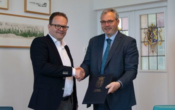 De ondertekening van het nieuwe contract voor het Neder-Betuwe Magazine. Links Roel van Gessel, rechts burgemeester Jan Kottelenberg.