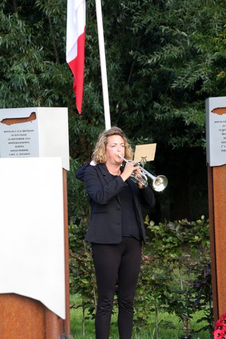 De trompet wordt gespeeld bij het monument Vliegers in het Vuur