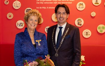 Mieke van Dijk met locoburgemeester Dylan Lochtenberg na ontvangst van de Koninklijke Onderscheiding