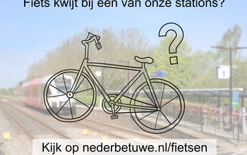 Illustratie van een fiets voor een vervaagde foto van station Opheusden.