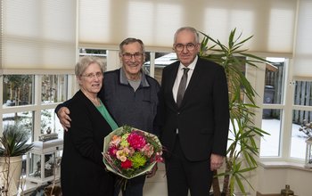 Echtpaar Van Elst-Onink 50-jaar getrouwd ontvangen felicitaties van wethouder Nees van Wolfswinkel