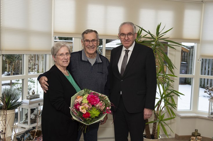 Echtpaar Van Elst-Onink 50-jaar getrouwd ontvangen felicitaties van wethouder Nees van Wolfswinkel