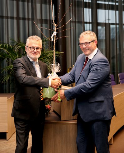 Gerrit Stam en burgemeester Jan Kottelenberg schudden de hand