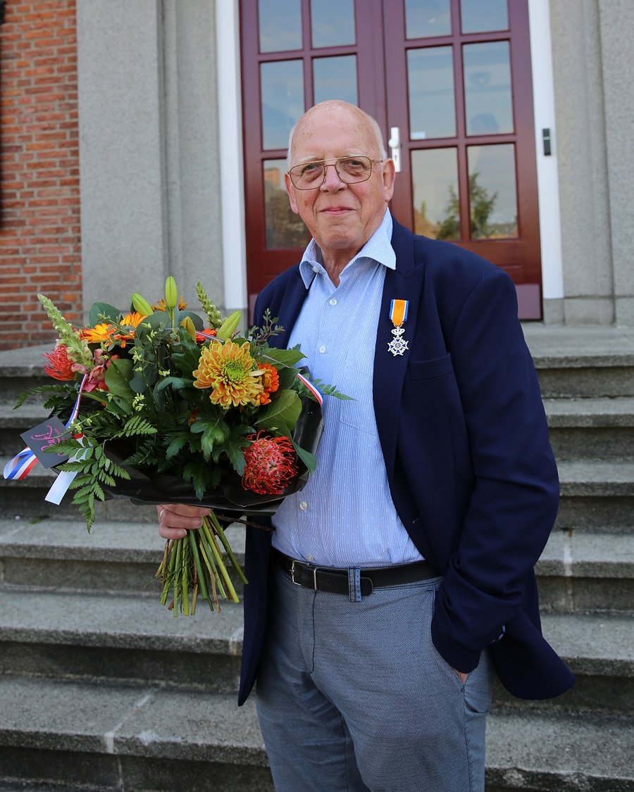 Evert Oskam voor het gemeentehuis in Opheusden waar hij op 26 april 2022 een Koninklijke Onderscheiding kreeg
