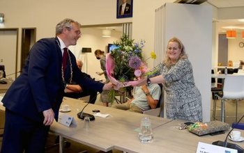 Bloemen van burgemeester Kottelenberg voor Amy Mathijssen bij haar afscheid in de raad