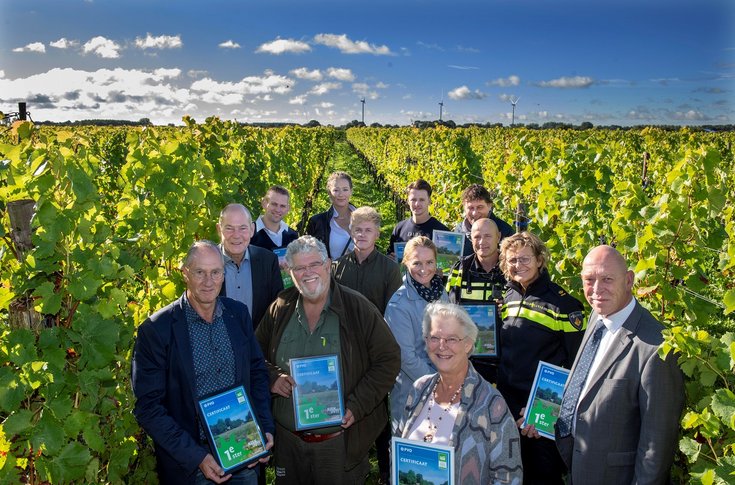 Gemeente Buren en partners met het certificaat in de wijngaard van Betuws Wijndomein in Erichem