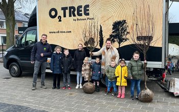 Wouter Huibers van Betuwe Plant geeft fruitbomen aan de directeur van De Hien en prijswinnaar Job de Wit